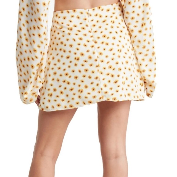 WeWoreWhat Mini Slip Skirt Ditsy Daisies Ivory - Picture 6 of 6